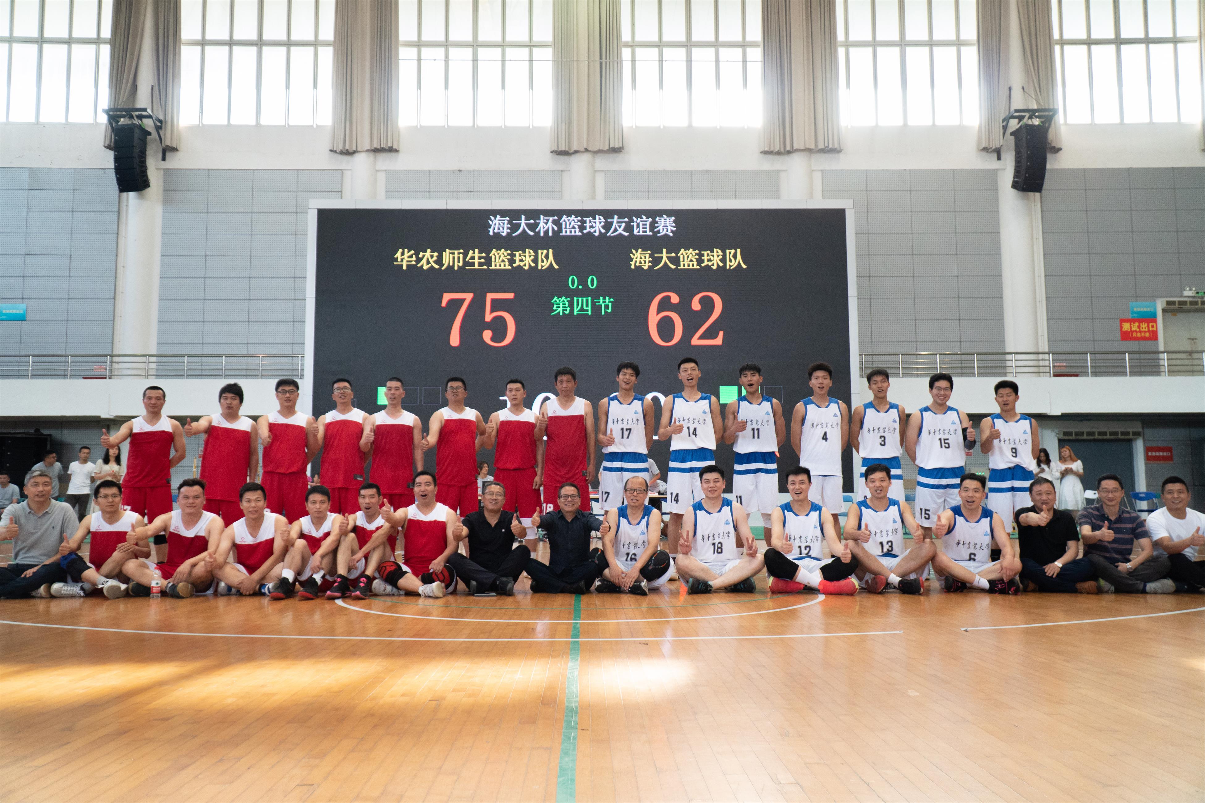 beat365正版唯一入口必一篮球队与海大篮球队合影（学通社记者 郎一阳 摄）